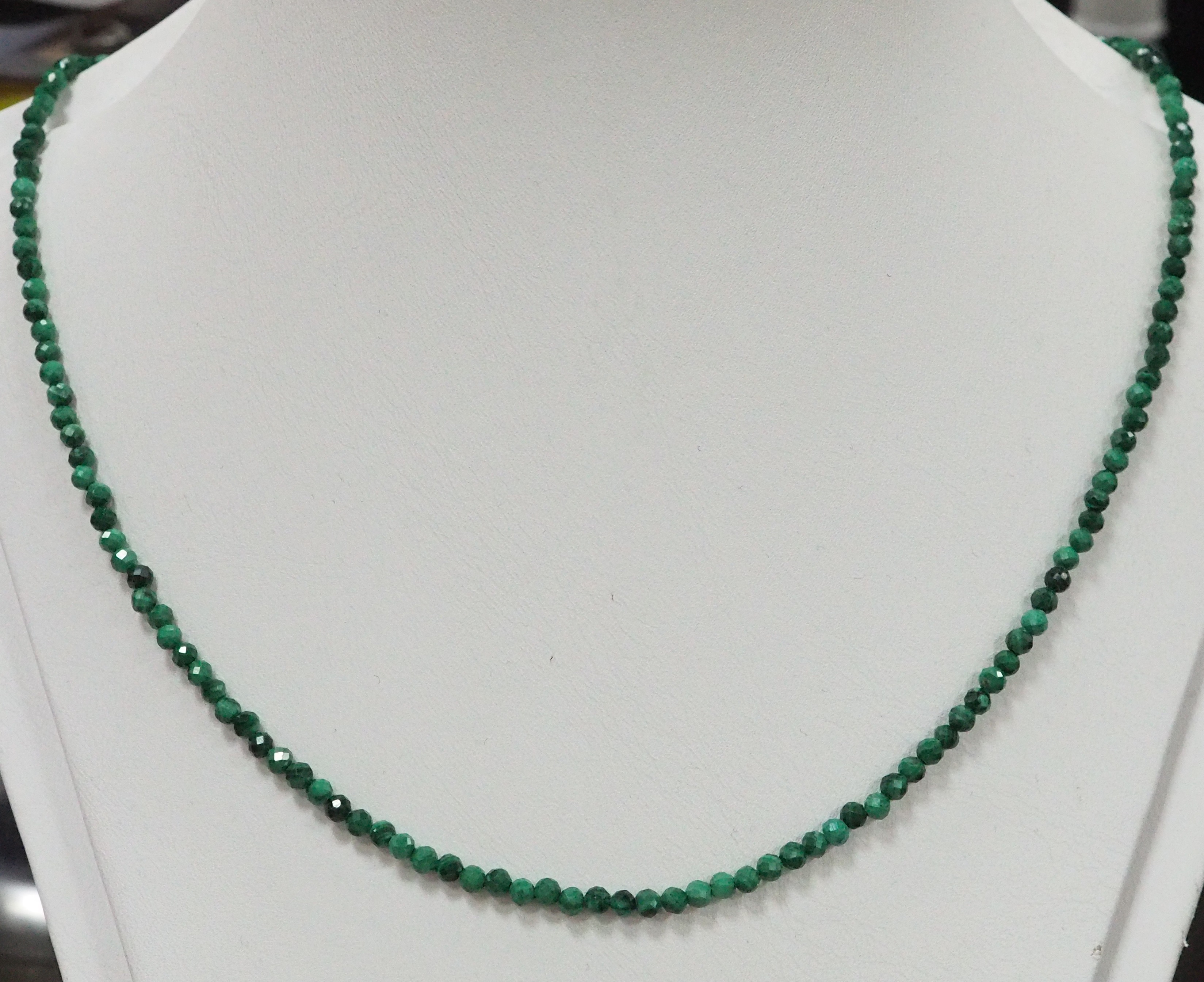 Бусы из малахита